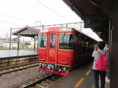 宇多津の駅まで来て、うずしおを下車しました。そのまま乗っていると徳島へ行ってしまいます。徳島に行く予定はありません。
宇多津駅で改札の隣の部屋にいる駅員さんに、土讃線の復旧の見込みについて聞いてみると「明日には開通するのではないかと思います」という、希望が持てる返事でした。「それなら開通を待ってこのあたりで一泊するしかない」
高知方面には「琴平」まで行くことが出来るとのことで、次に来た琴平行の電車に乗りました。
22分間の乗車時間で宿を探します。〇ooking.comのサイトで、駅近く、３ツ星の宿で空室があるホテルを探しました。〇ooking.comは時々使うことがあるので、信頼が持てます。
いくつかの候補が出てきて、その中で希望に合うホテルを見つけることが出来、予約が取れました。やれやれ・・・。
当日予約の経験は初めてです。

琴平に着くと豪華列車が入線していました。この列車も土讃線が不通になったため行先を変更したそうです。やがて出発していきました。どこへ向かったのかはわかりません。