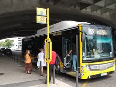 10:50、今日もスタートはオリエンテ駅から。前日はメトロに乗りましたが、今日はバスを利用しました。

国鉄の高架下にバス728系統の乗り場がありました。