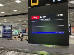 BKKで入国、baggageをピックアップ、そこから国内線でVietjetに再チェックイン。
AirAsia国際線からVietJet国内線への乗り継ぎが2時間20分。
最低乗継時間（MCT）は？？某サイトでは２時間１０分とあるが不明。
で、AirAsiaのbaggageが出て来ない。
チェンマイ行き20分前にやっとbaggageピックアップ。
そこから走って国内線へ。
なんとか乗れました。


