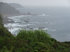 10:20　足摺岬（高知県土佐清水市足摺岬）
台風のような強風と雨で、激しい白波が見えます。