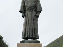 中浜万次郎像 （ジョン万次郎）（高知県土佐清水市足摺岬）
1827-1898年。
14歳の時に、出漁中に無人島に流されて、通りかかったアメリカの捕鯨船に救助されてアメリカに渡りました。10年間、英語、航海術・測量術などを学んで帰国。
日本の夜明けや国際交流に大きな功績を遺した人物です。

左手には、航海や測量に必要なコンパスと三角定規を持っています。