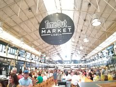 終点カイス・ド・ソドレに着いて、ホテルに戻る前に今日もパステル・デ・ナタ。
道を挟んで駅の反対側にあるリベイラ市場、その中に「Timeout Market」フードコートがあります。