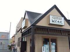 　17日(月)、富良野で昼食をと食べてから帰ろう思い、回転寿司の「トピカル」に来ました。11時開店ですが、開店前でお客が列をなしていました。
　外国人旅行者の利用が目立ちました。