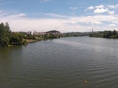 ペドロ・イネス歩道橋の上からモンデゴ川上流を望みます。
