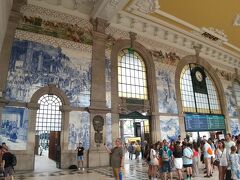 16:25、国鉄の終点サン・ベント Sao Bento 駅。コインブラ駅と同じくこの駅も本線上にはなく、前日利用したカンパニャン駅から1駅分だけはずれています。

この駅の魅力は何といっても壁面のアズレージョ。