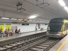 今日はMatosinhos SurからメトロA線に乗ってTrindadeを越え、ボリャン駅 Bolhao で下車。