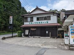 1時到着を目指して、近くの人気店蕎麦店そばの実一閑人へ向かう。

土日は開店前から並び、売り切れも起こる人気店
