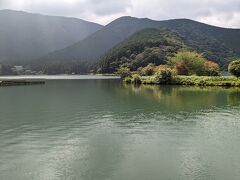 田貫湖はキャンプ場でも人気らしい
駐車場も綺麗に整備されていた

写真左奥の建物が休暇村富士
