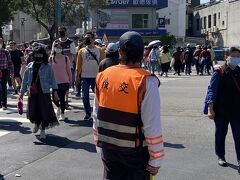 地下鉄南京復興駅～中山駅～士林駅へと乗り継いで

士林駅、駅前交差点「義交」交通整理ボランティアさん