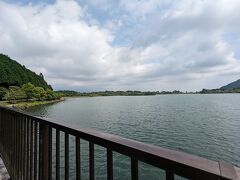 そばの実一閑人からほど近い田貫湖に行ってみた

富士山の絶景ビュースポットで有名と知る
ダイヤモンド富士など湖越しの写真を撮るため、場所取りも熾烈なのだとか。

この日は生憎富士山周辺に雲が居座る

富士山は写真左側


