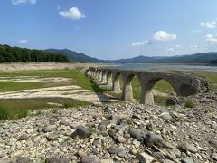 林道を抜けると眼下に広がる糠平湖の大地と士幌線タウシュベツ川橋梁跡に大感動！！
数日前まで雨天予報だったから、期待を裏切る晴天に小踊り！この日は、風もあり気持ちいい