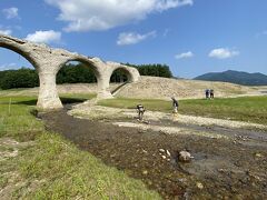 ところどころに、流れる川の水がものすごく冷たいのに驚いた
浅瀬をレインブーツでジャブジャブ歩くと足の裏から体温が少し下がったような気がした