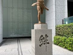 　大手町に移り、読売新聞社前に、箱根駅伝 絆の像がありました。