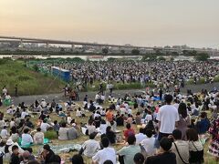 荒川河川敷にはこんなに大勢の人。

今夜は、4年ぶりに開催の第45回「足立の花火」大会です。