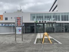 日本最北端の駅・稚内駅。稚内駅を突き抜けて駅前広場までレールが伸びて終点には黄色い列車の車止めのモニュメントがありました。