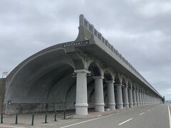 駅から歩いて５分くらいの港にある稚内港北防波堤ドーム。樺太への航路が賑わっていた当時に、フェリー待ちの人々を強風と高波から守るために昭和１１年に完成しました。