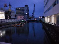 番所の先からは新堀川が分岐し、南の鏡川につながる水路です。
城下町(下町　写真右岸)と農村部(写真左岸)を区切る境界線です。
城下町拡大に伴い、東岸も1636年には新町として市街地認定。