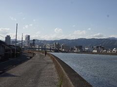 鏡川大橋
北詰(対岸)には、三ツ頭番所が置かれ、当初は城下町枠外でした。名前の通り、鏡川/堀川/国分川が交わり、浦戸湾/土佐湾へ通じる交通の要所。専ら水運を監視しました。橋の先には、幕末に開設された開成館跡が。
大橋北詰めに位置するスポットを位置情報として登録しています。