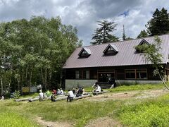 尾瀬沼休憩所
ベンチが沢山でここで昼食食べて休んでいる人、多数