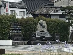 名前の通り駅前で公園というよりは駅前広場という感じでした。
特筆するところは特にありませんでしたが、伊万里焼や記念碑がある程度でした。