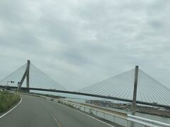 有明海沿岸道路に架かる橋で斜張橋としては日本一の長さの橋だそうです。
有明海沿岸道路を通っているとあっという間に渡ってしまいますが、みやま市や柳川市界隈の道路からは色々なところからこの橋が見えてとても存在感がありました。
