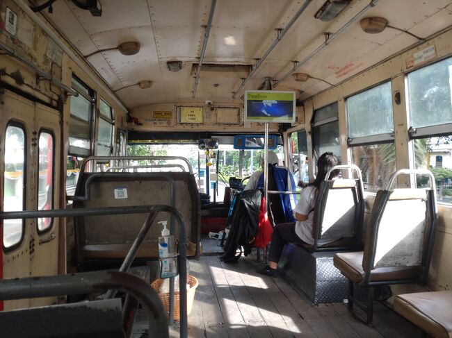 翌朝です。<br />早朝にバンコクに到着した同行者と合流です。<br />ANA便が機材変更で2時間半の遅延でした。<br />路線バスに乗って旧市街の方へ行きます。