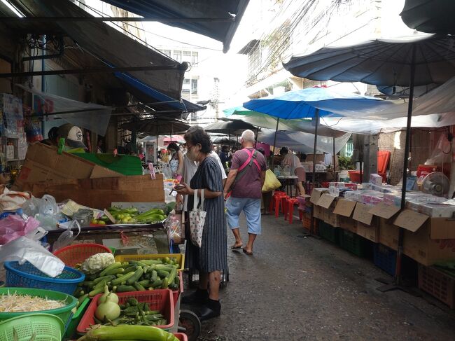 トロックモー朝市です。<br />地元の人だらけで観光客はいません。<br />もっと早く来るとたくさんのお坊さんが托鉢をしているのを見れるそうです。
