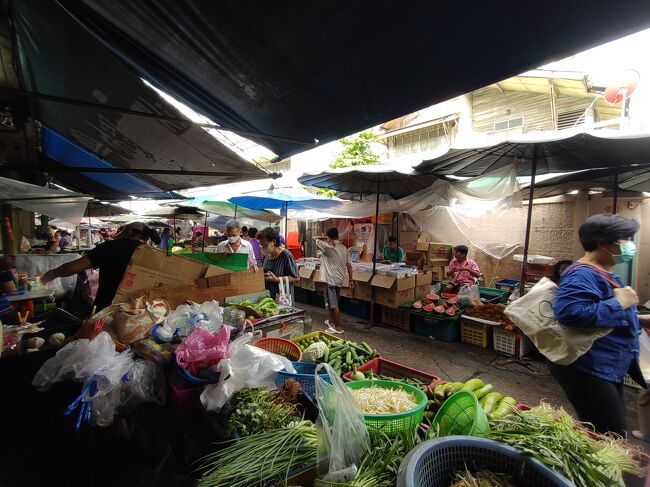 お野菜のお店。<br />狭い通りにお店が出ています。<br />お坊さんも歩いているので、ぶつからないように気を付けました。