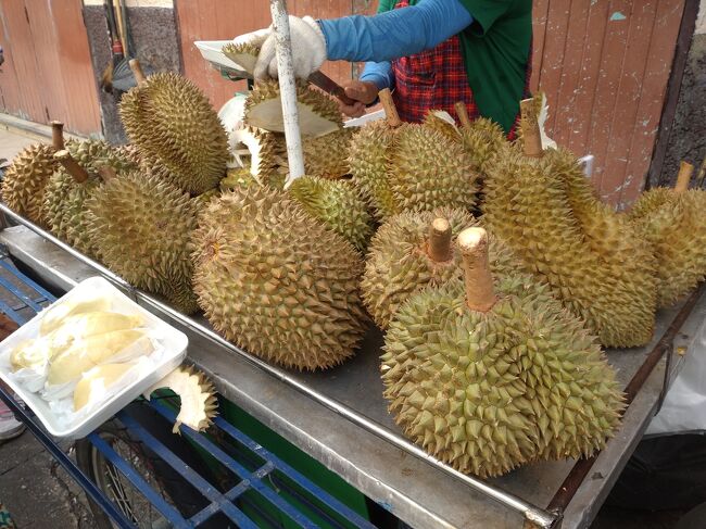 ドリアンも売っています。