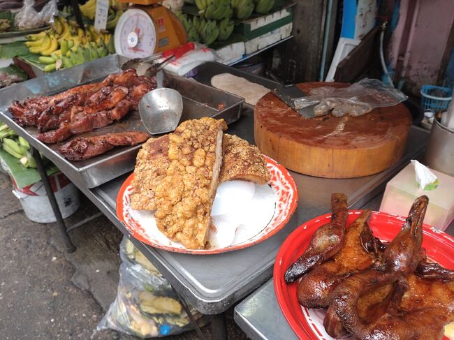 お肉のお店もあります。