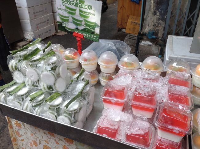 スイーツを売っているお店もありました。<br />一つ食後のデザート用に購入しました。