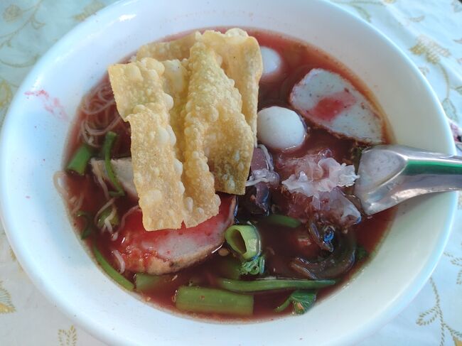 地元の人が注文しているのを指さし、同じものを注文しました。<br />45バーツです。赤色のスープ。<br />さっぱりした味で美味しかったです。