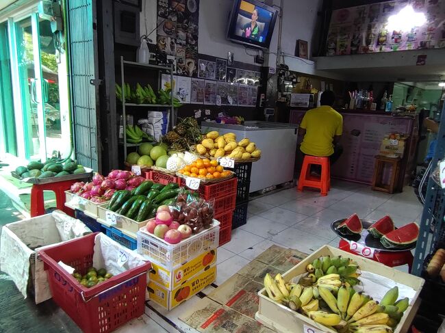 このお店でスムージーを注文します。<br />同行者が前回来て美味しくてオススメとのことで来ました。