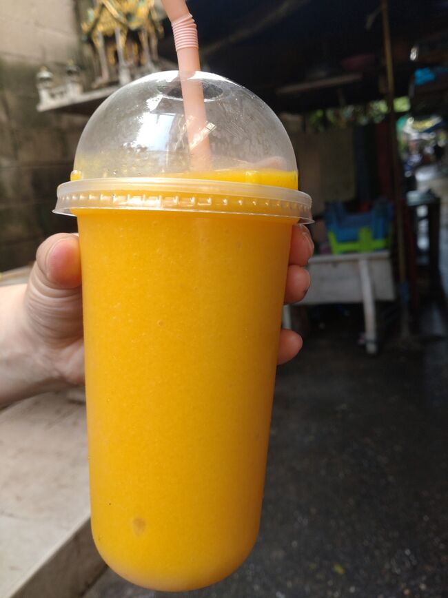 35バーツのマンゴースムージー。作る時にシロップ有り、無しを聞かれました。<br />シロップ無しで注文。シロップ無しでも甘くて濃厚。<br />同行者が先月来たときは、その場でマンゴーを剥いてミキサーにかけてたそうです。マンゴー２個分だったそうです。<br />今回は剥いてあったマンゴーを使用していました。美味しくてリピートしたくなるのがわかりました。旬なフルーツのスムージーを飲みたくなります。