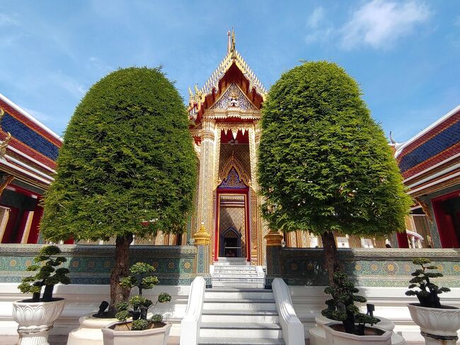 旧市街にいるのでワットも見学します。<br />旧市街にあるワット ラーチャ ボピット