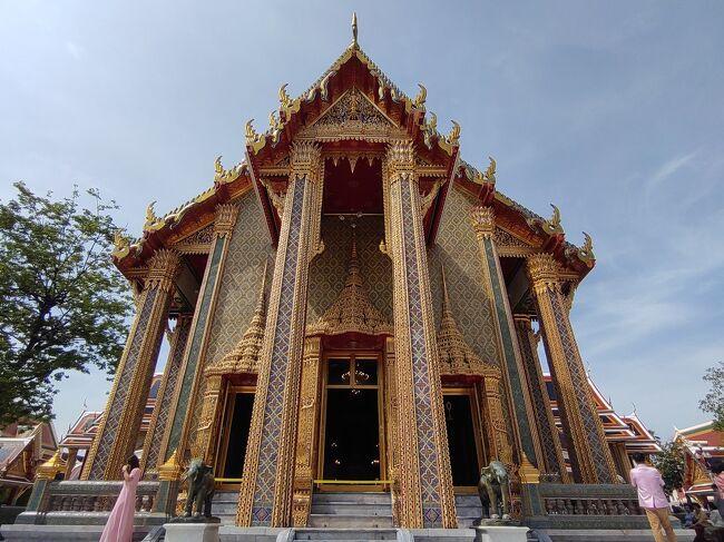 カラフルなタイルが綺麗なワットです。<br />綺麗に着飾った人たちが多くいました。