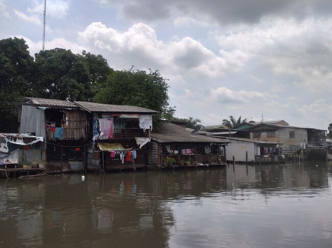 川沿いの家。<br />この川で子供たちが泳いでいました。