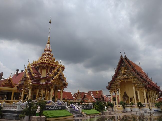 広い敷地に金色の建物が建っています。<br />お葬式が行われていました。