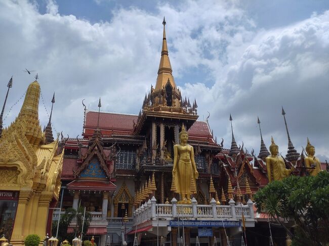 大きな像が並んでます。