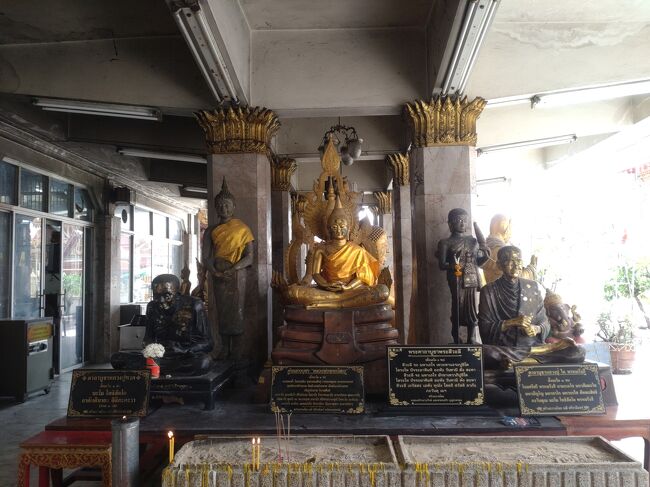 大きな像がある建屋の中に入ります。<br />手前にも仏像がありました。