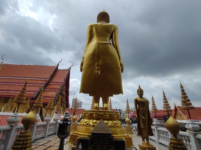 大きな像の背後から。<br />雲の色が雨が降りそうな感じです。