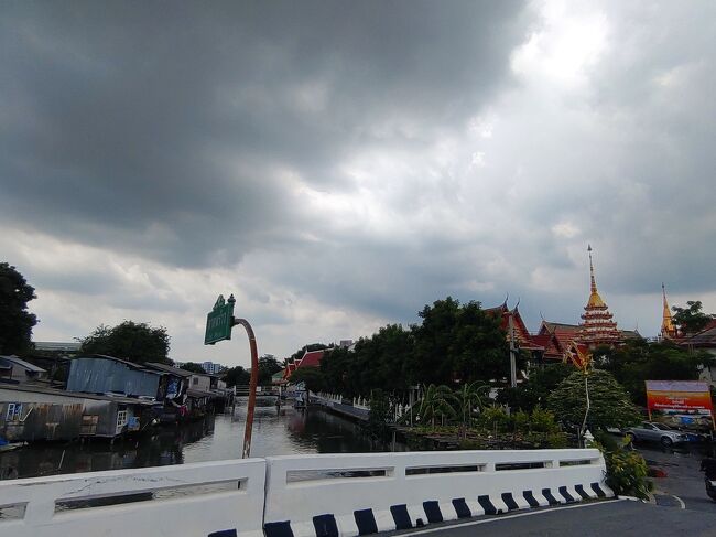 路線バスに乗って次のワットを目指します。<br />道が混んでいて1時間以上路線バスに乗っていました。