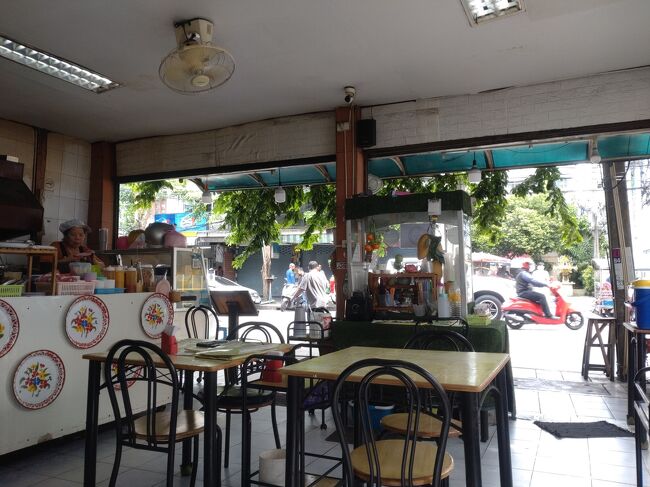 戦勝記念塔駅近くにあるお店でかなり遅めのランチを食べます。