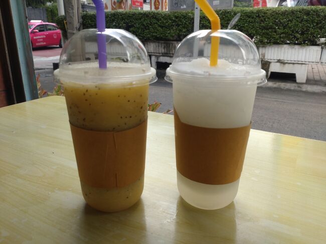 オープンエアーの席で食べます。<br />店内のお客さんはタイ人もいたけど、韓国人や欧米人もいました。<br />