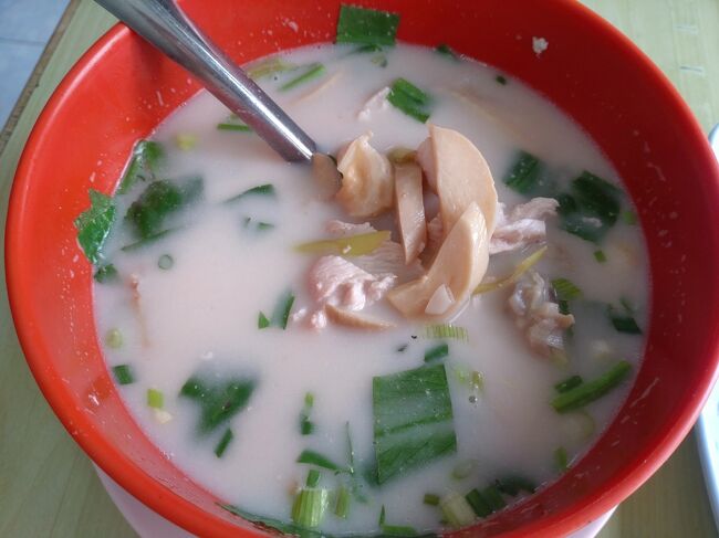 トムカーガイ<br />ココナッツミルクのスープです。鶏肉とキノコとかいろいろ入ってました。