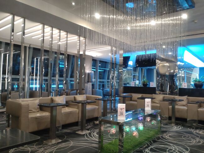 空港到着後、エバー航空のラウンジでシャワーを浴びました。<br />ラウンジは空いていたのですが、シャワーは結構待ちました。<br />シャワールームが２室しかないので、しようがないです。<br />シャワーを浴びたらラウンジホッピングです。