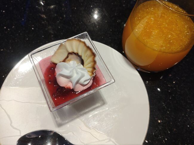 プライオリティパスで入れる、オマーン航空のラウンジでオレンジジュースとスイーツ。<br />オレンジジュースにオレンジの粒々が入っていて美味しいです。<br />スイーツもクランブルが入っていて美味しかったです。