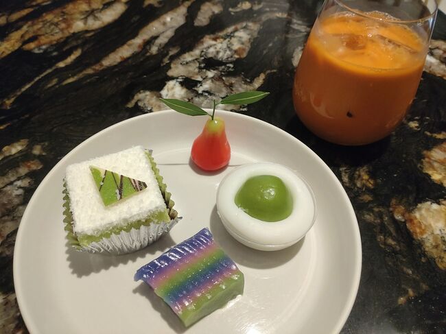 お腹がいっぱいなのでスイーツを頂きました。<br />スワンナプーム空港はラウンジが色々あるので楽しいです。