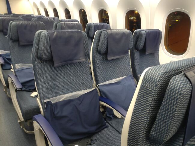 エコノミークラスで帰ります。<br />ほぼ満席のアナウンスがありました。機内は日本人は少な目でした。<br />また新しいバンコク発券の開始です。<br />今年は何回バンコクに行くことになるのかな。<br />バンコクは見るところや食べたい物がたくさんあるので、何回行っても楽しいです。<br />