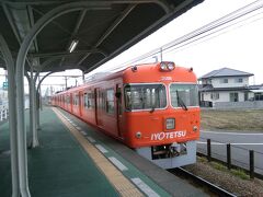 　さて、松山市駅に入り込み、伊予鉄道の電車に乗込んで十数分、運賃にして確か320円で、松前駅の手前の古泉駅まで移動し、そこから歩いて、エミフル松前（まさき）という大型商業施設へ。ここの郵便局は、日曜も営業。
　葉書を2通買い、1通はエミフルの郵便局の消印、もう一つは、自分あての住所を書いて、後ほど投函することに。郵便局の女性職員に教えられたとおり、歩くこと10数分で、松前郵便局へ。

　ここの写真が、いるのよ。あと、消印も、ね。